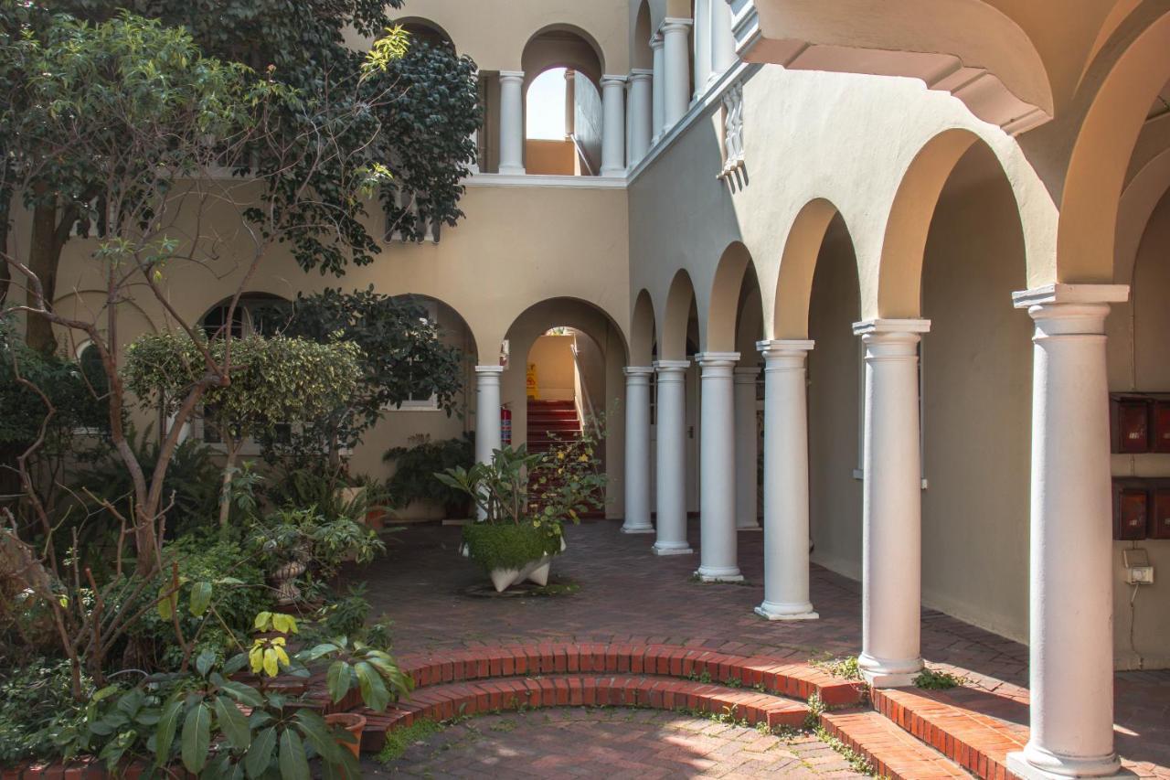 Victoria Court Two Bedroom Oasis In Trendy Long St *